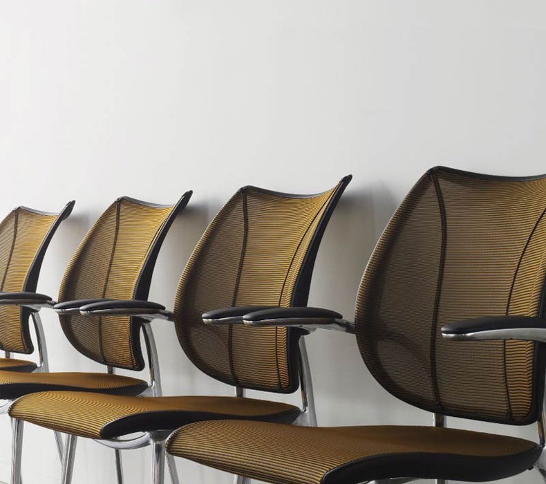 Features Humanscale's exclusive form-sensing mesh technology