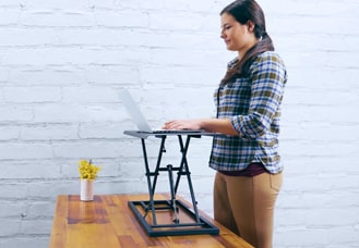A height adjustable workstation
