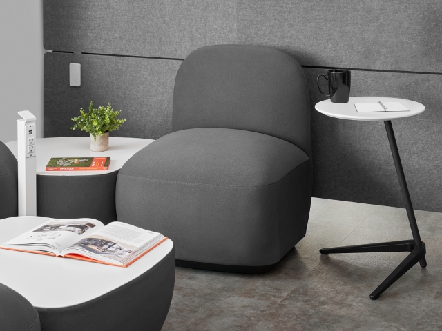 Dillo lounge chair with dillo side table