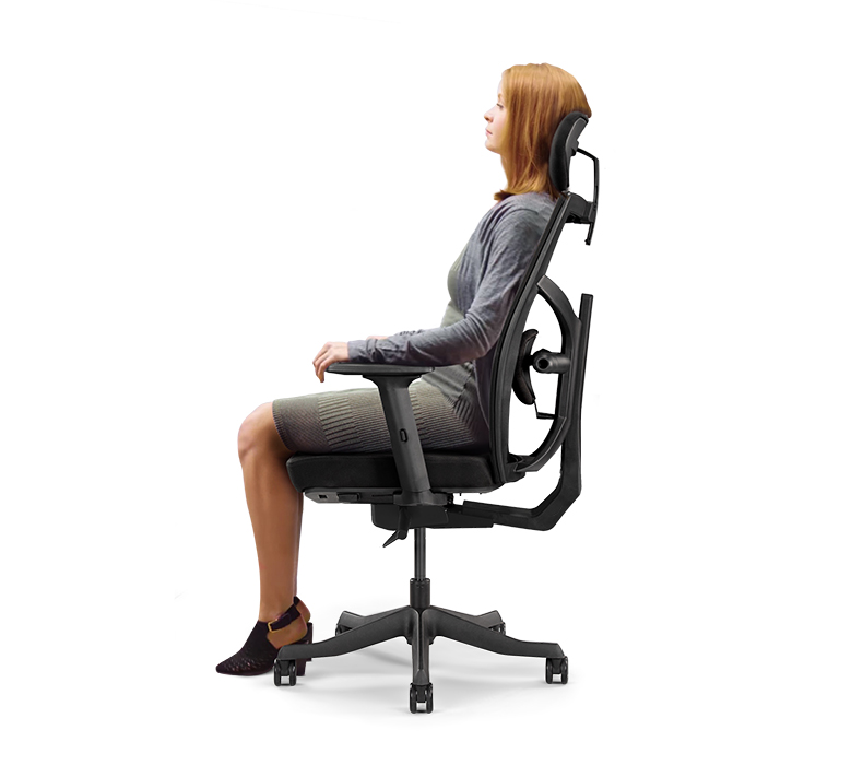 Как правильно сидеть на кресле. Девушка в компьютерном кресле. Девушка в офисном кресле. Правильное кресло. Правильная посадка в игровом кресле.